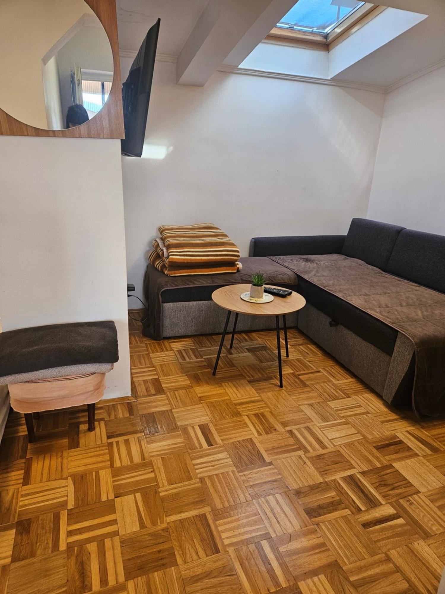 Apartman Ellye Lukavica Exteriör bild