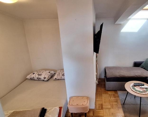 Apartman Ellye Lukavica Exteriör bild