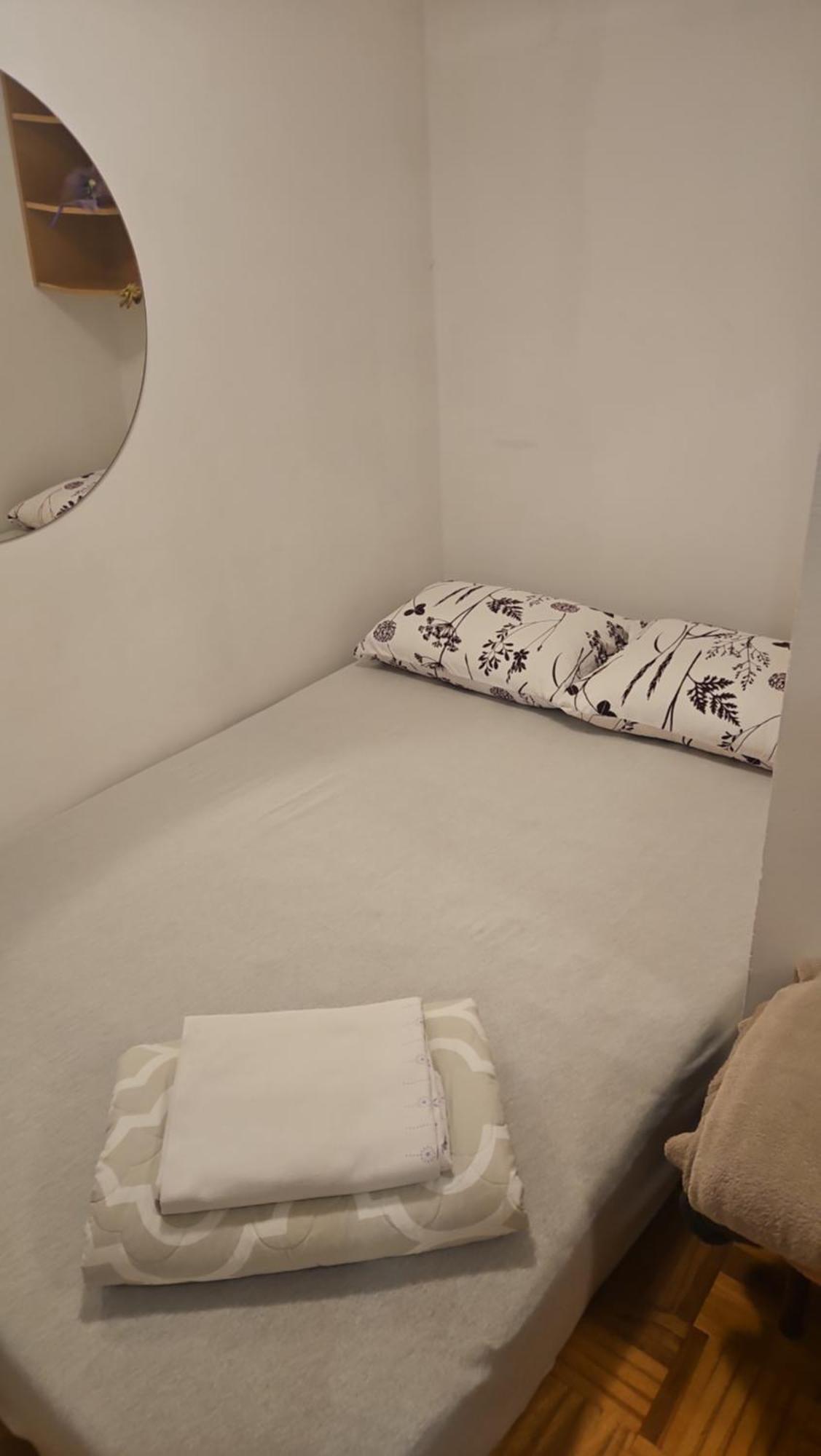 Apartman Ellye Lukavica Exteriör bild