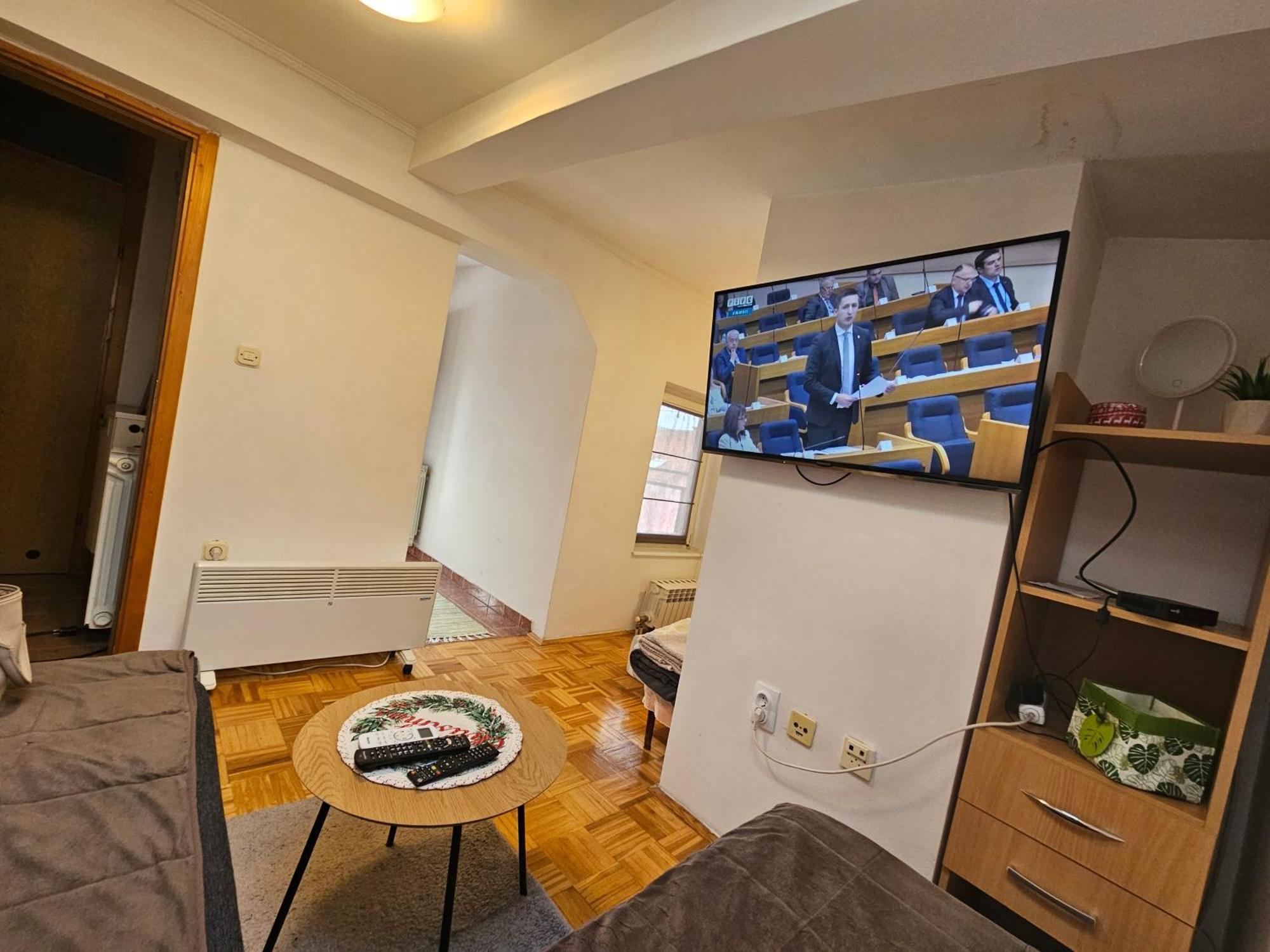 Apartman Ellye Lukavica Exteriör bild